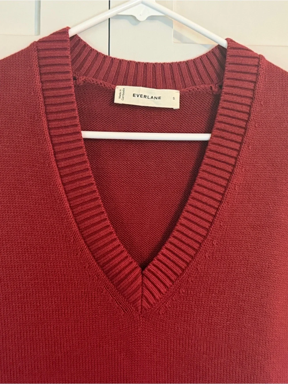 Everlane V-Neck Sleeveless Sweater Vest in Deep Brick Red